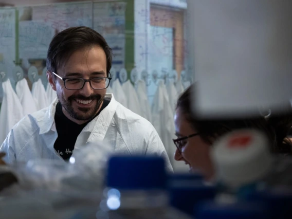 Postdoctoral researcher and cancer virologist Rob Jackson works with doctoral candidate Isabelle (Issy) Tobey