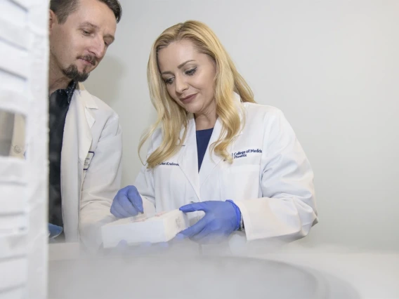 Melissa Herbst-Kralovetz working in laboratory