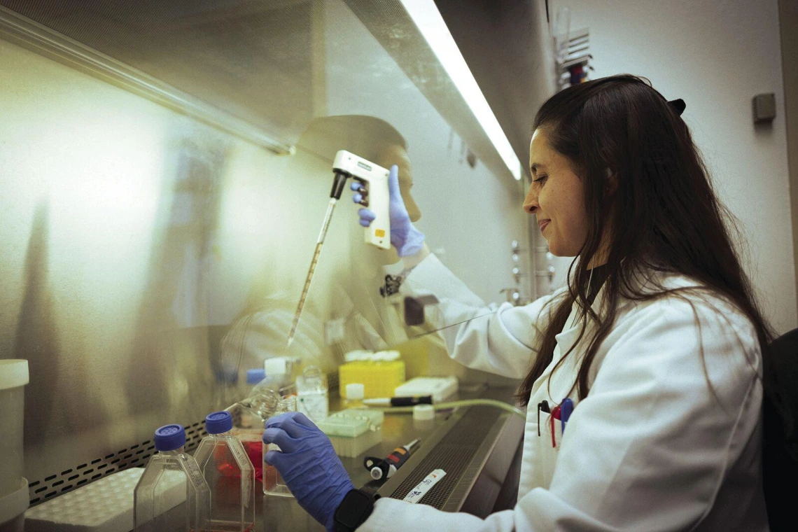 Claudia Espitia is an assistant staff scientist supporting breast cancer research at the University of Arizona Cancer Center.