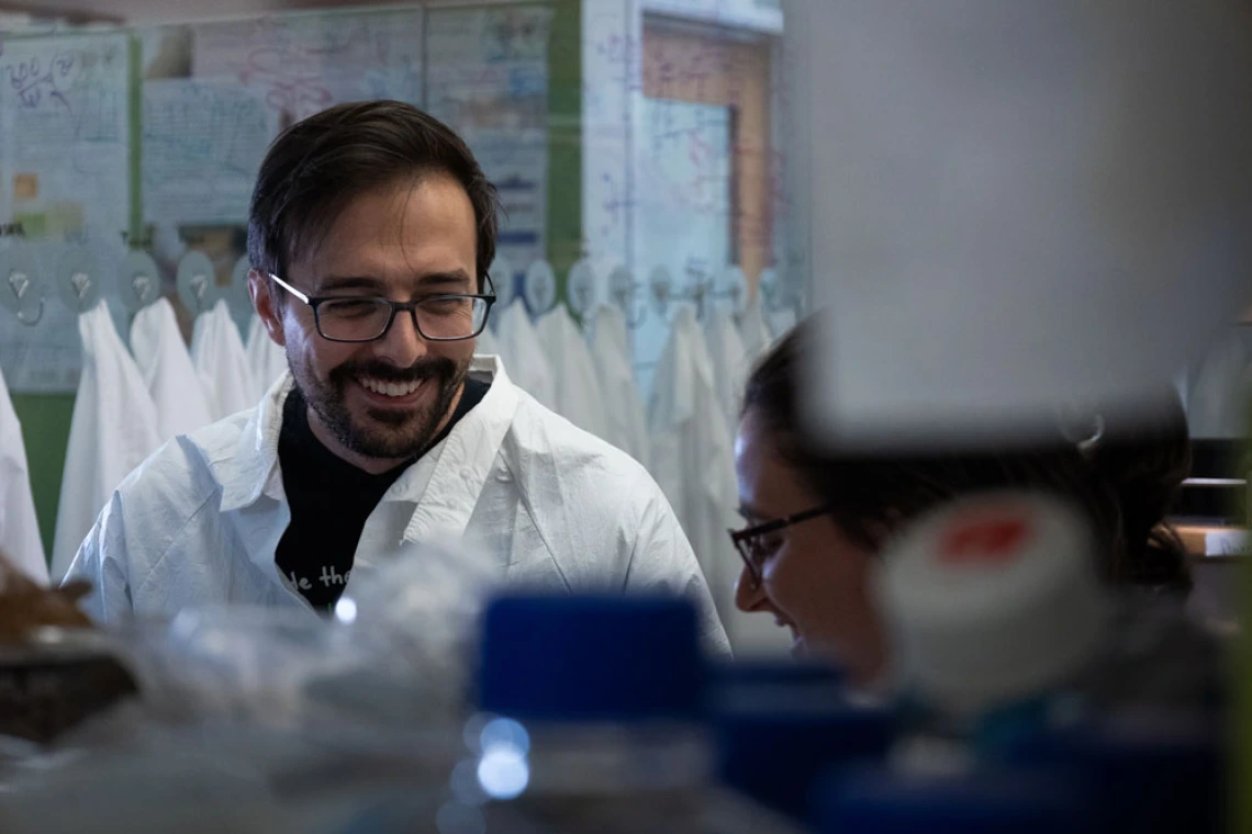 Postdoctoral researcher and cancer virologist Rob Jackson works with doctoral candidate Isabelle (Issy) Tobey