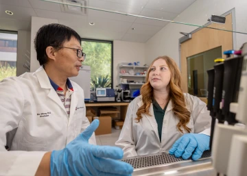 Professor Wei Wang meets withT32 scholar Alexis Cruickshank-Taylor in the Wang Lab on the University of Arizona campus.