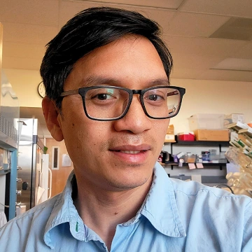 Photo of Jack Tran in a lab.